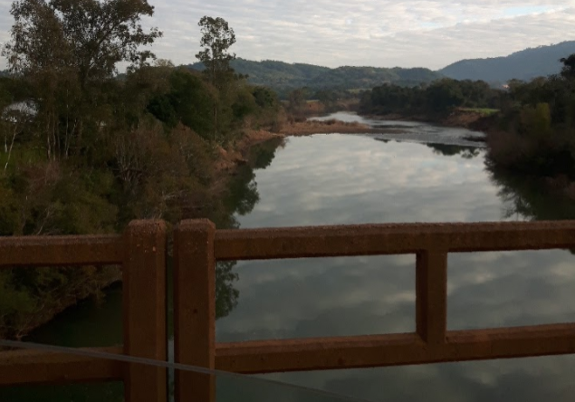 Ponte de madeira sobre rio da região marcada pelos seus afluentes (Foto: Arquivo pessoal)